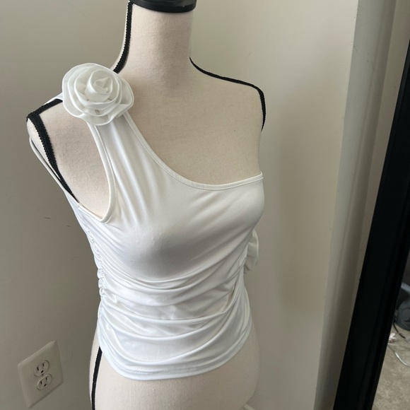 One-Shoulder Flower Detail Ruched Crop Tank Top - Picture 6 of 12